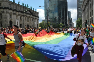 drapeau arc-enciel au défilé