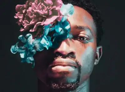 Visage d'un homme noir avec fleurs roses et bleues