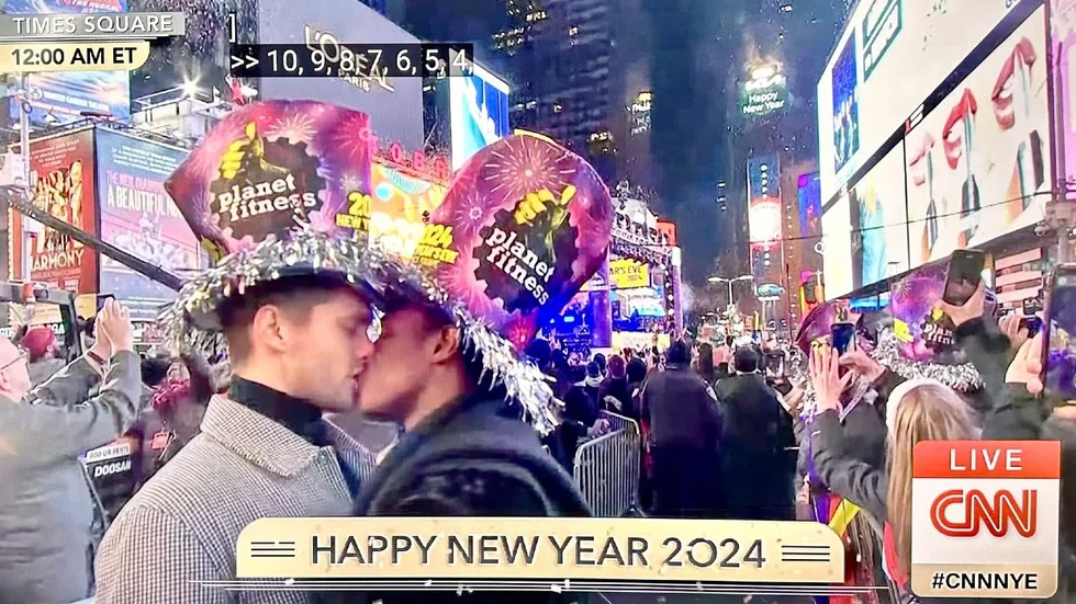 Un couple gay s'embrasse