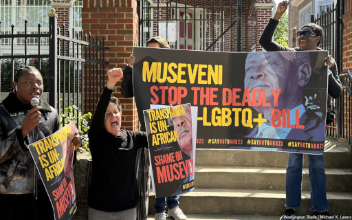 Des militants LGBTQ manifestent devant l'ambassade de l'Ouganda à Washington, le 25 avril 2023