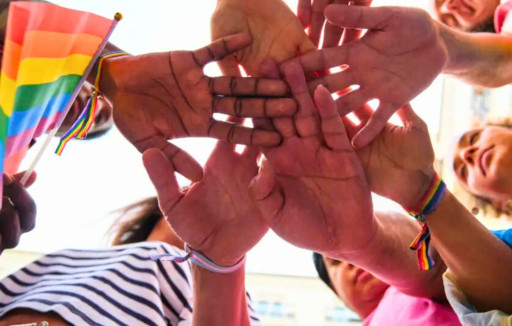 6 mains se touchent vues d'en-dessous