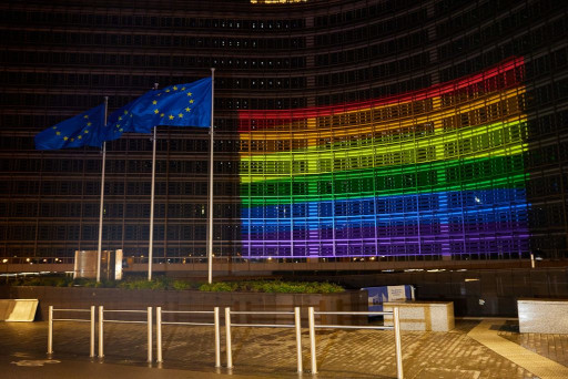 Édifice de l'UE éclairé aux couleurs de l'arc-en-ciel