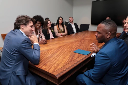 Justin Trudeau rencontre l'équipe de Rainbow Railroad
