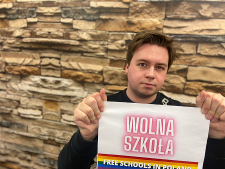 Rémy Bonny avec une pancarte demandant l'école libre