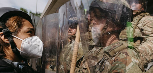 Photo de soldats casqu&eacute;s avec bouclier