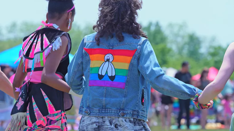 Amérindiens se tenant par la main