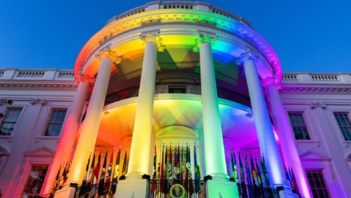 Maison blanche aux couleurs de l'arc-en-ciel