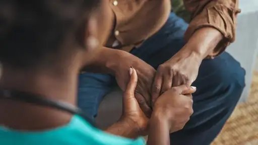 Deux personnes se tiennent les mains