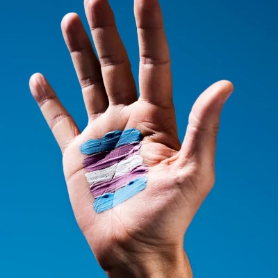 main avec un symbole trans